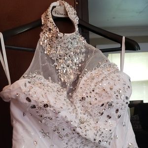 Beautiful & New US size 14 wedding gown!!